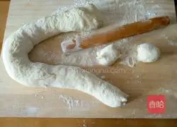 Illustration of how to make three fresh buns 12