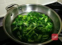 Illustration of how to make fried rice with beef, vegetables and eggs 2