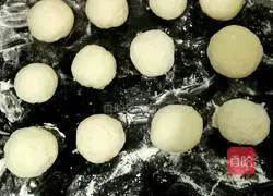 Illustration of how to make bean paste steamed buns 12