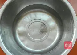 Illustration of how to make pork and locust flower dumplings 9