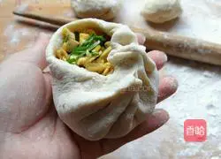 Illustration of how to make leek, egg and tofu buns 8