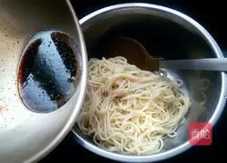 Illustration of how to make five-spice noodles 9