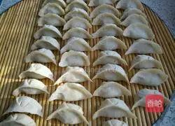 Illustration of how to make mushroom and pork dumplings 8