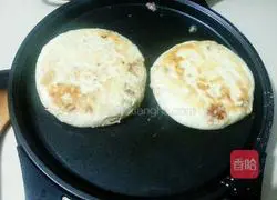 Illustration of how to make crispy meat pot pie 18