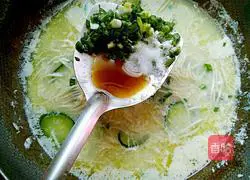 Illustration of how to make cucumber noodles 9