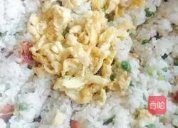 Illustration of how to make sausage and pea fried rice 7