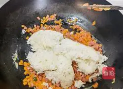 Illustration of how to make shrimp and egg fried rice 9