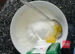Illustration of how to make banana egg pancake 5