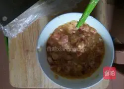 Illustration of how to make fresh meat wontons 1