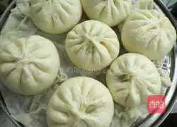 Illustration of how to make three fresh buns 17