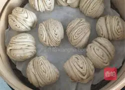 Illustration of how to make five-spice rolls 12