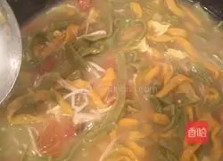 Illustration of how to make two-color noodles 6