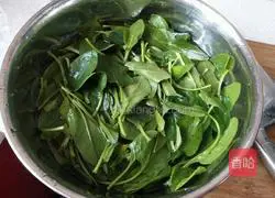 Illustration of how to make spinach, egg and shrimp noodles 2