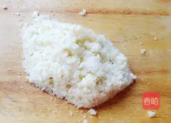 Illustration of how to make water chestnut and minced meat wonton stuffing 2