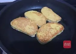 Illustration of how to make golden steamed bun slices 6