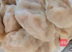 Illustration of how to make dumplings filled with zucchini, radish and egg filling 9