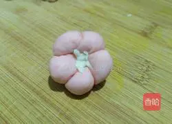 Illustration of how to make plum blossom steamed buns 11