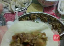 Illustration of how to make tomato and beef dumplings 6