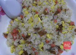 Illustration of how to make duck sausage, ham and egg fried rice 4