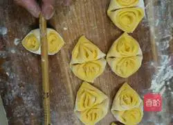 Illustration of how to make pumpkin pattern steamed buns 8