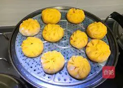 Illustration of how to make pumpkin meat buns 15