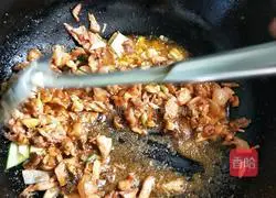 Illustration of how to make hand-pulled fried noodles 8