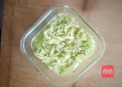 Illustration of how to make zucchini, pork and green onion dumpling fillings 4