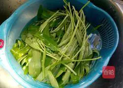 Illustration of how to make shrimp and water spinach buns 1