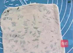 Illustration of how to make hot noodles and scallion pancakes 8