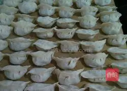 Illustration of how to make pork, fungus and radish dumplings 10