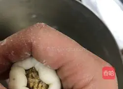 Illustration of how to make glutinous rice balls stuffed with peanuts and walnuts 12