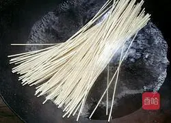 Illustration of how to make vegetarian fried noodles 4