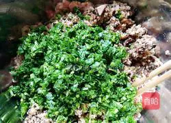 Illustration of how to make wonton stuffing with mushrooms, green vegetables and minced meat 7