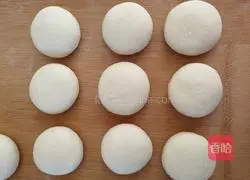 Illustration of how to make small dough cakes 5