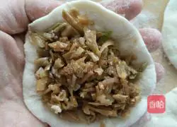 Illustration of how to make steamed buns with dried bean filling 10
