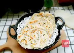 Illustration of how to make dumpling skin version of scallion pancake 15