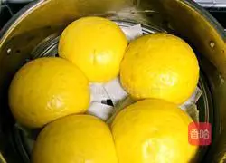 Illustration of how to make pumpkin steamed buns 11