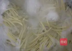 Illustration of how to make chili meat noodles 1