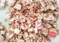 Illustration of how to make pork stuffed Yuanbao wontons 1