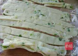 Illustration of how to make scallion pancakes 7
