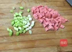 Illustration of how to make ham and egg fried rice 3