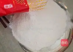 Illustration of how to make Taishan traditional salted glutinous rice balls 5