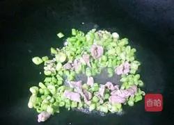 Illustration of how to make fried rice with green beans and ham 7