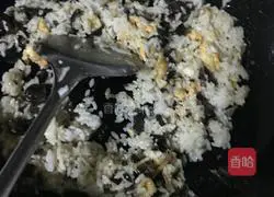 Illustration of how to make egg, fungus and cucumber fried rice 5