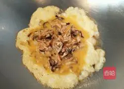 Illustration of how to make fried rice noodles with seafood, eggs and tomatoes 4