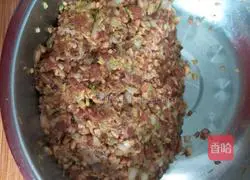 Illustration of how to make mushroom, cabbage and pork dumplings 6