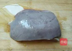 Illustration of how to make pork liver and green vegetable noodles 1