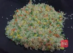 Illustration of how to make colorful golden fried rice 6