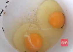 Illustration of how to make golden steamed bun slices 3