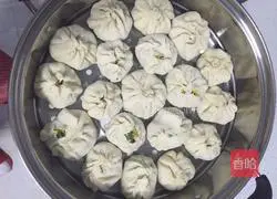 Illustration of how to make steamed stuffed buns stuffed with potatoes and chives 5